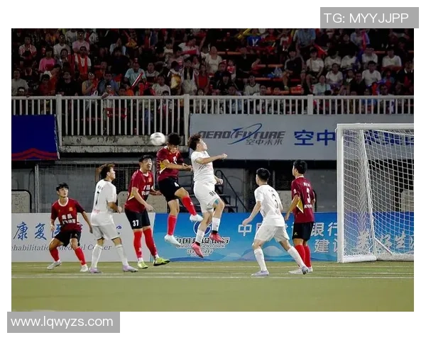 足球场上球星激战瞬间高清定格 展现激情与力量的完美融合 足球场上球星激战瞬间高清定格 展现激情与力量的完美融合