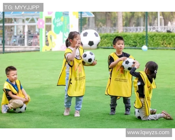 《从绿茵场到心动时刻 足球星男主与小巧女主的爱情成长故事》